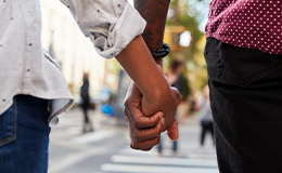 couple-holding-hands