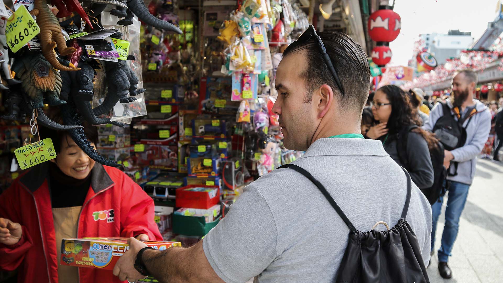 service member shops at foreign market