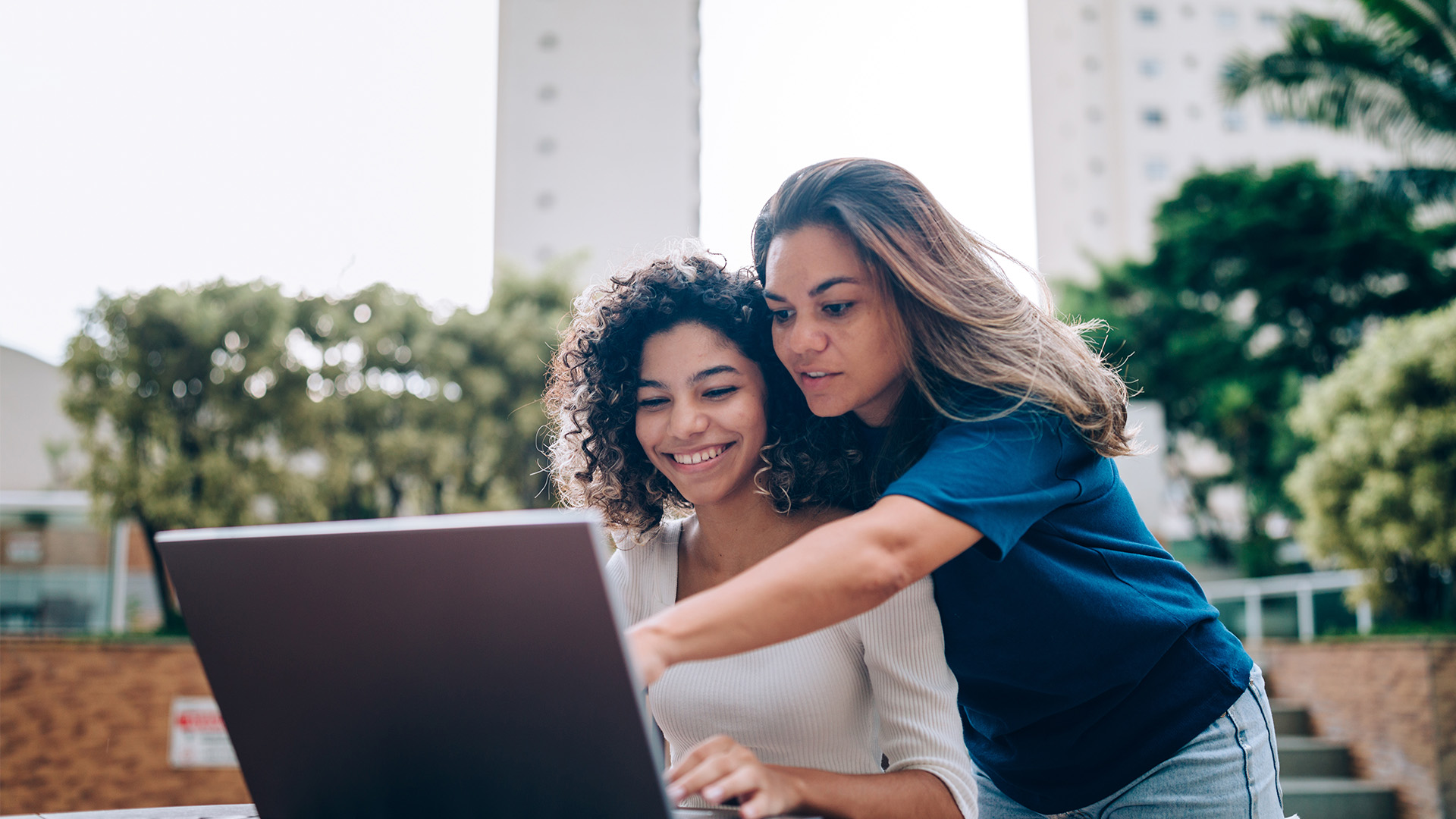 Mother helps daughter online